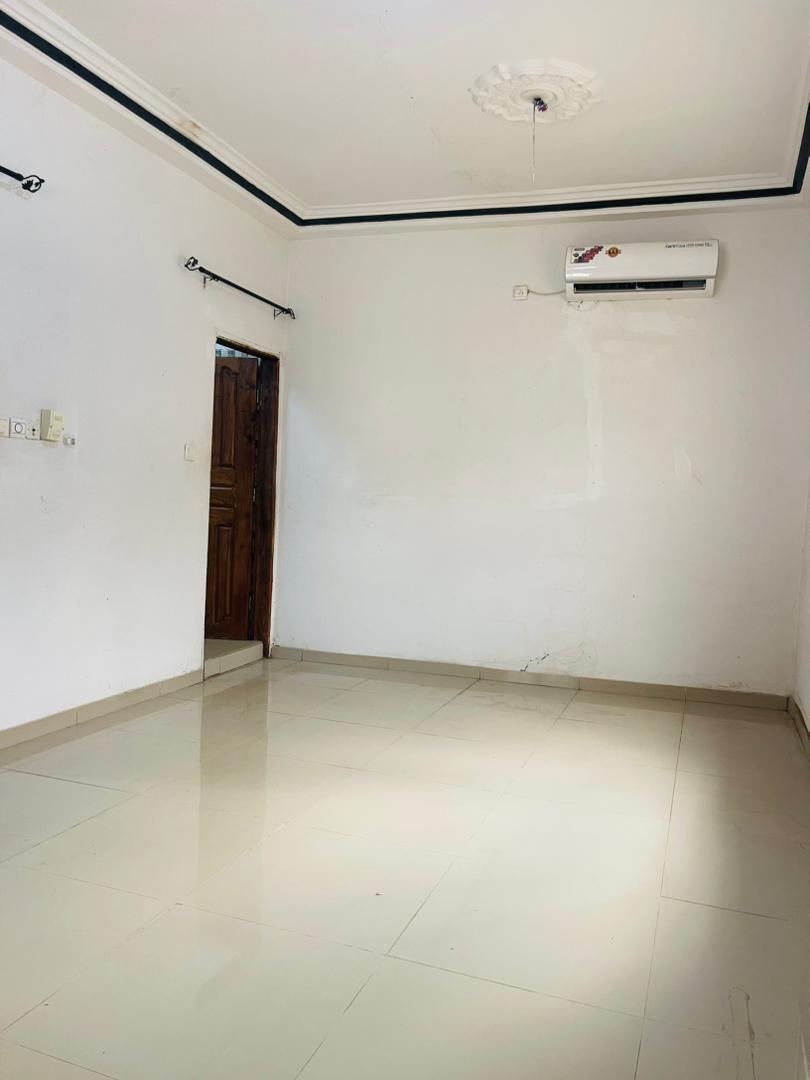Cour de 2 chambres salon à louer à Adidogomé Aménome – 130 000 FCFA