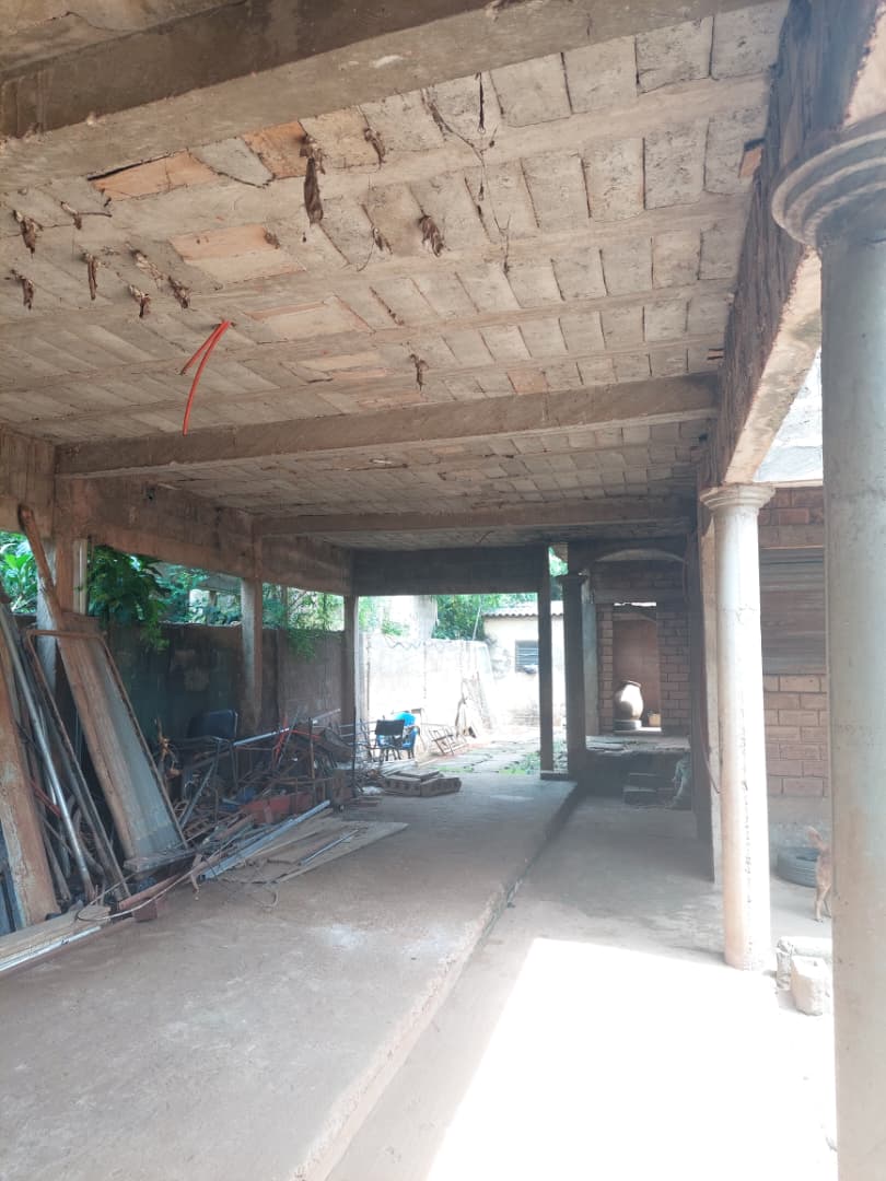 Villa inachevée de plus de 10 chambres en vente au bord des pavés à Kégué – 60 000 000 FCFA