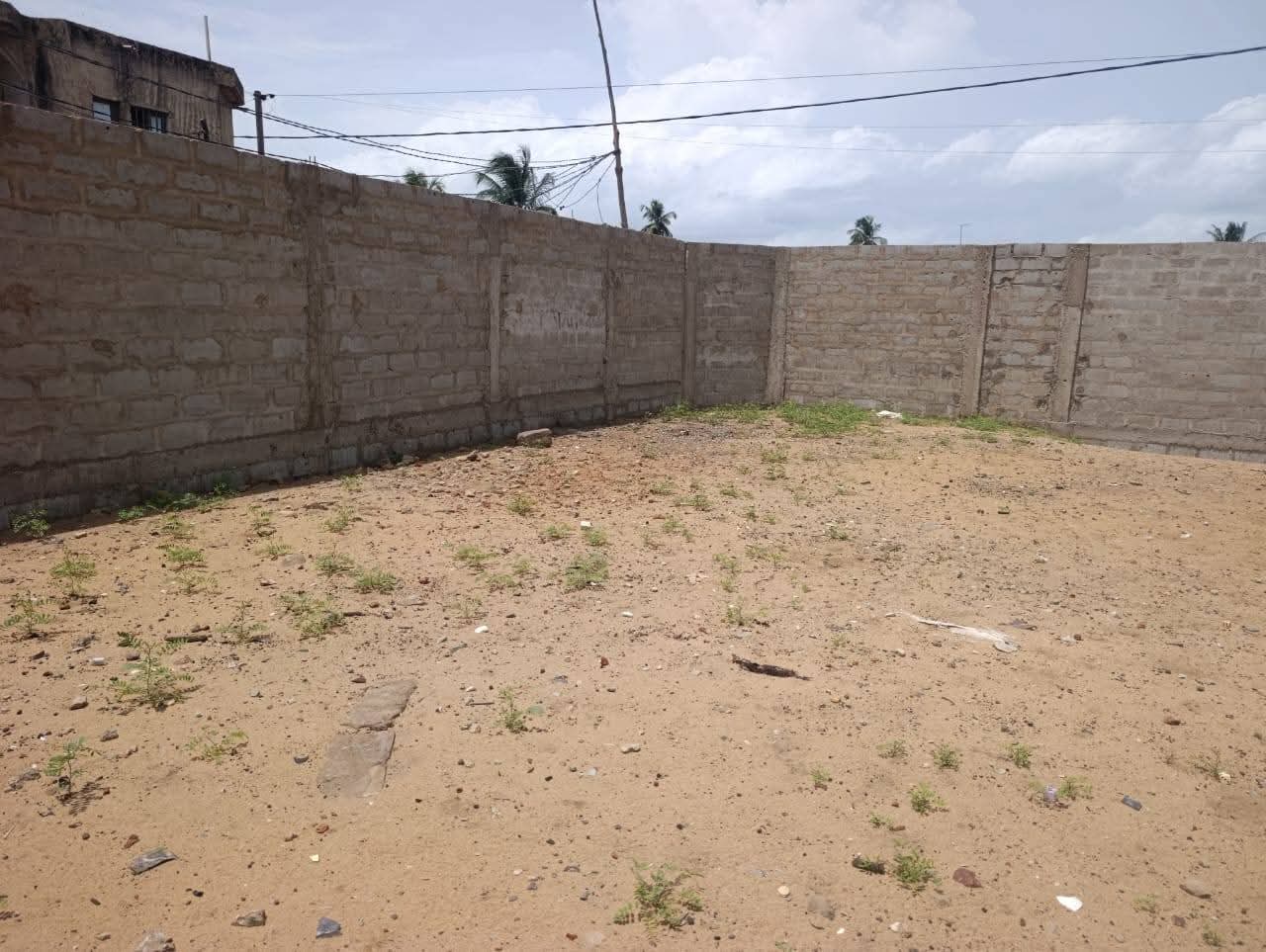Terrain d'un demi-lot carré en vente à Kagnikopé Lomé Port – 25 000 000 FCFA