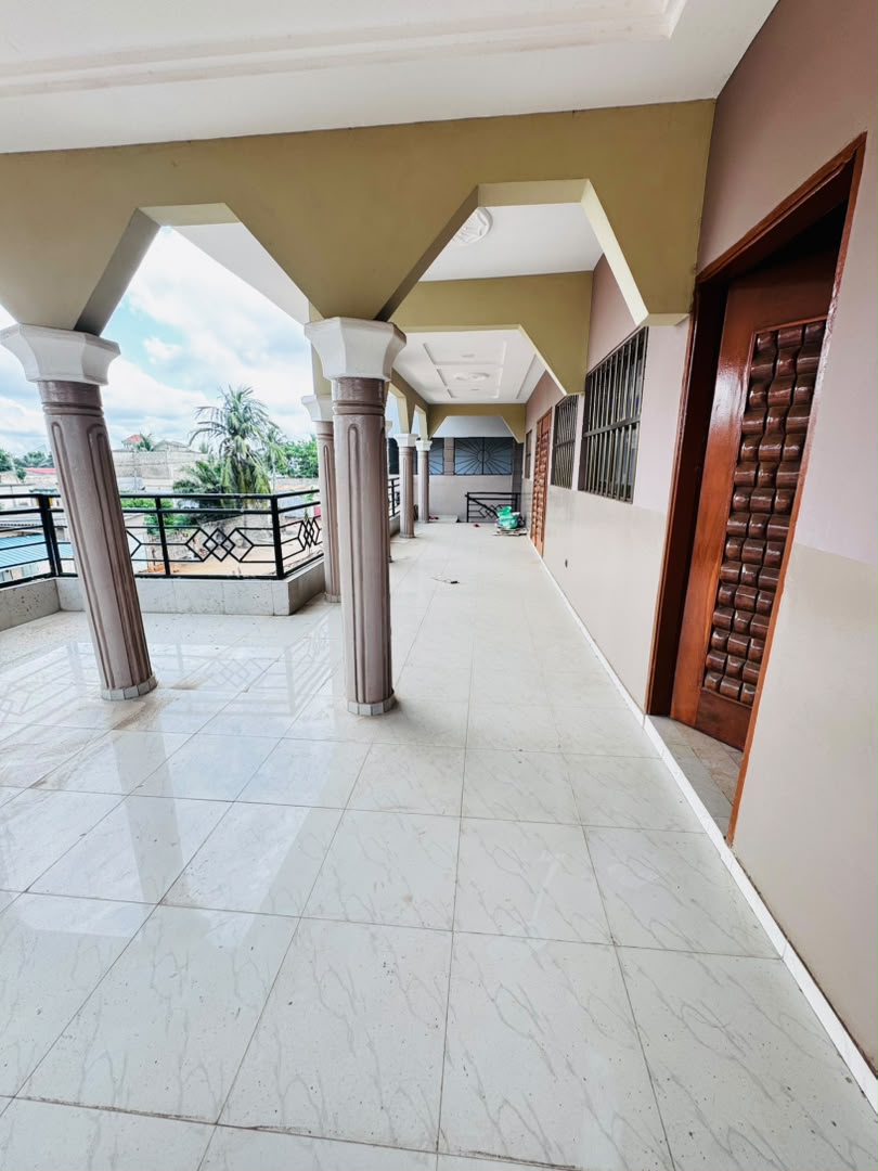 Cour unique 4 chambres à louer à Avédji Carrefour Y – 300000 FCFA