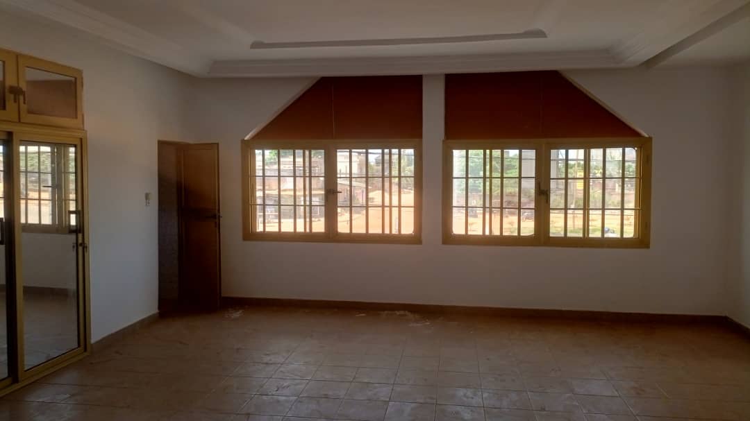 Grande villa 9 chambres 2 salons à louer à Avedji au bord du goudron – 700000 FCFA