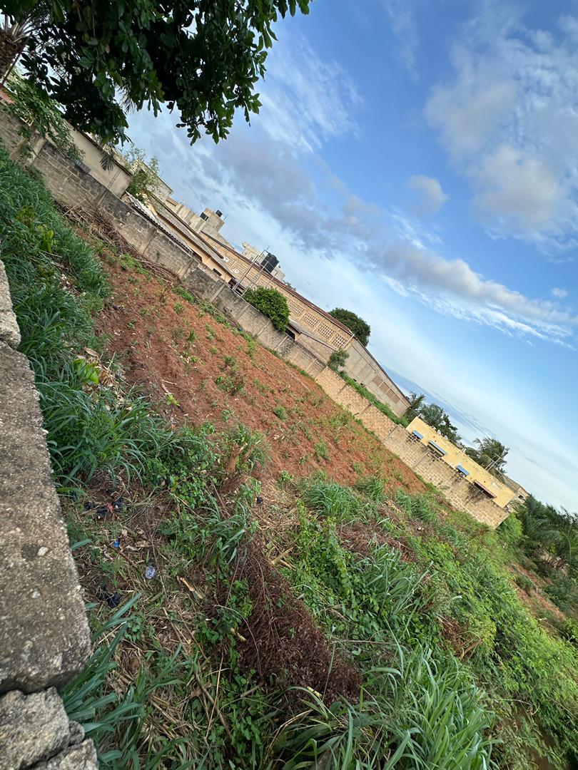 Demi lot de terrain cloturé en vente à Agoè Sogbossito – 13.500.000 FCFA