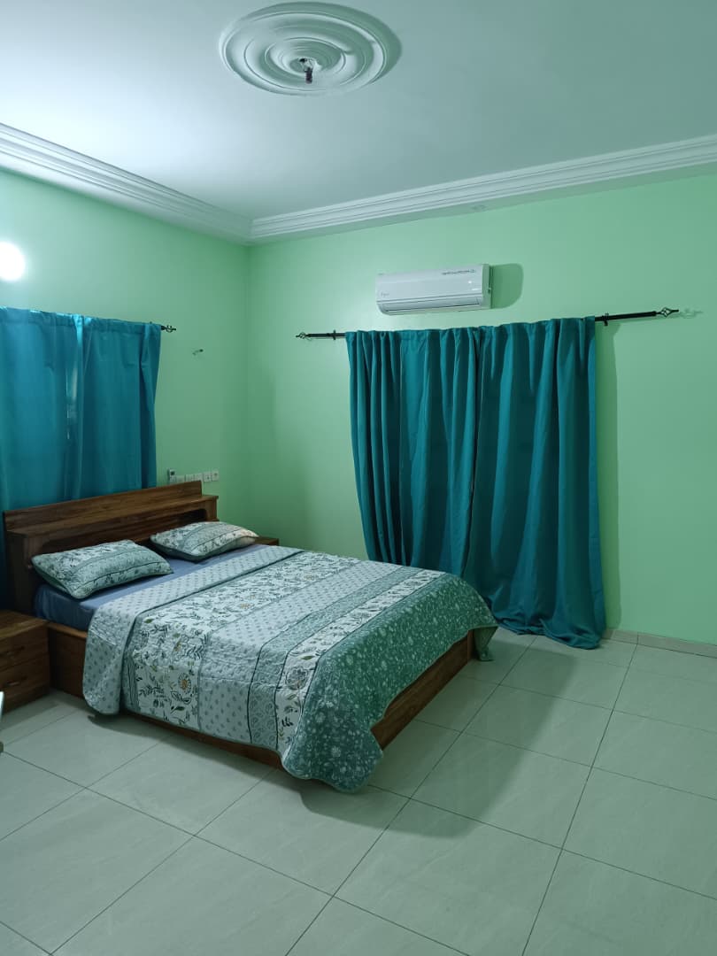 Appartement meublé 3 chambres salon en location à Adidogomé, proche du goudron – 450 000 FCFA/mois