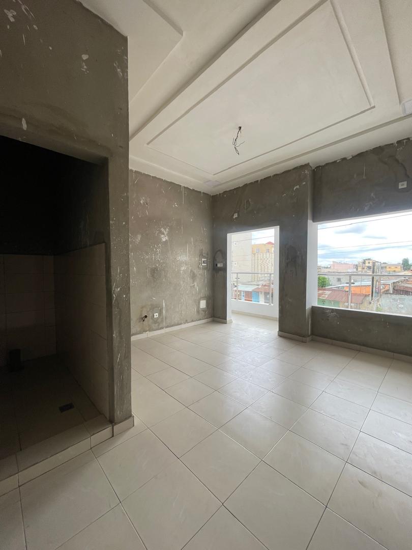 Boutique en location à Adéwui au bord des pavés – 80 000 FCFA