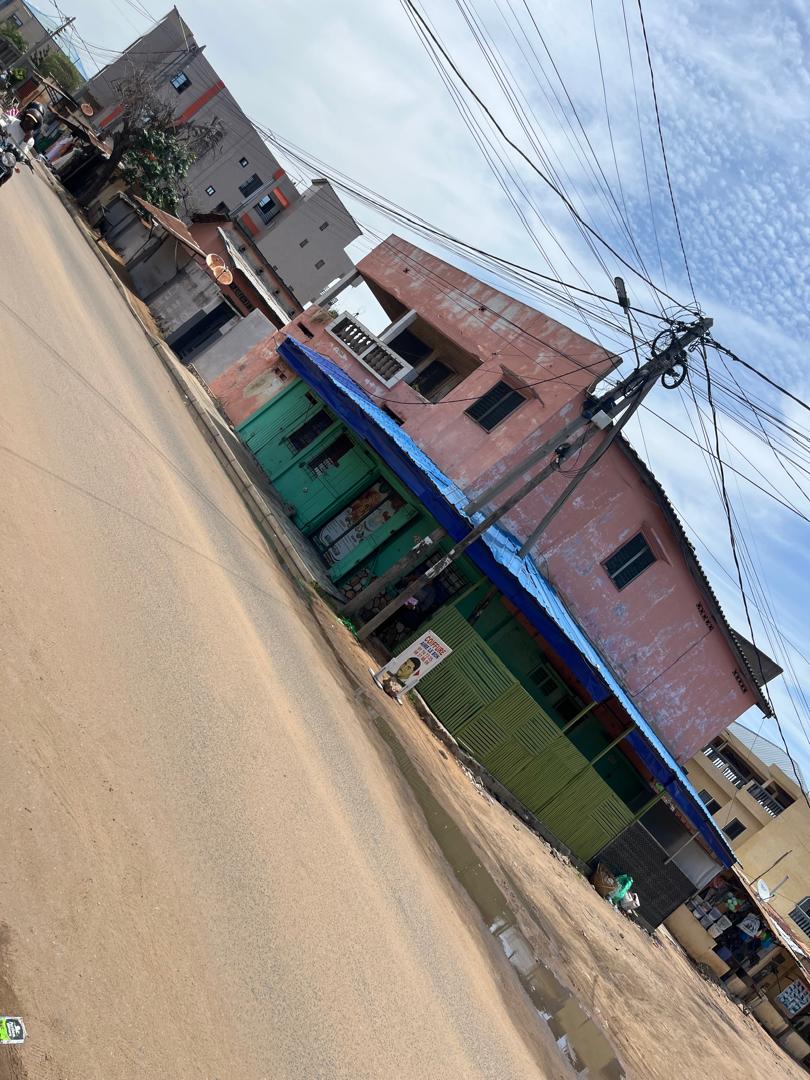 Terrain bâti de 300 m² avec mini villa en vente en bordure de goudron à Nyekonakpoè Adjololo – 30 millions FCFA