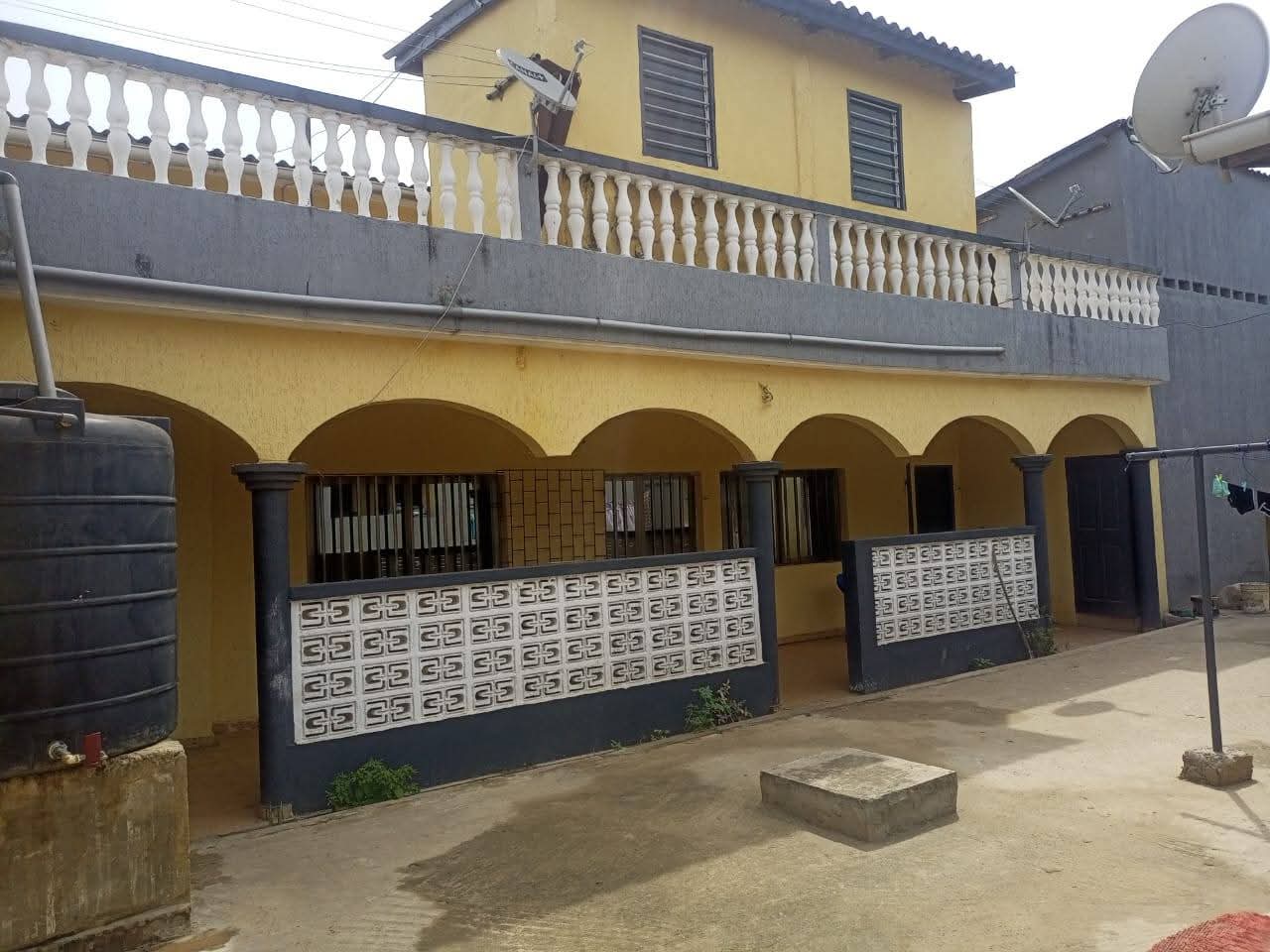 Villa 12 chambres de 600 m² en vente à Agoè Togblékopé – 65 millions FCFA