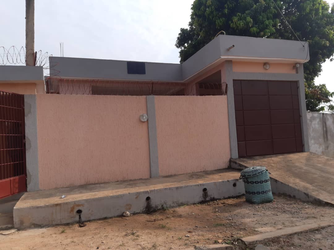 Villa basse 4 chambres en vente sur 300 m² à Apessito Avegnaké – 30 millions FCFA