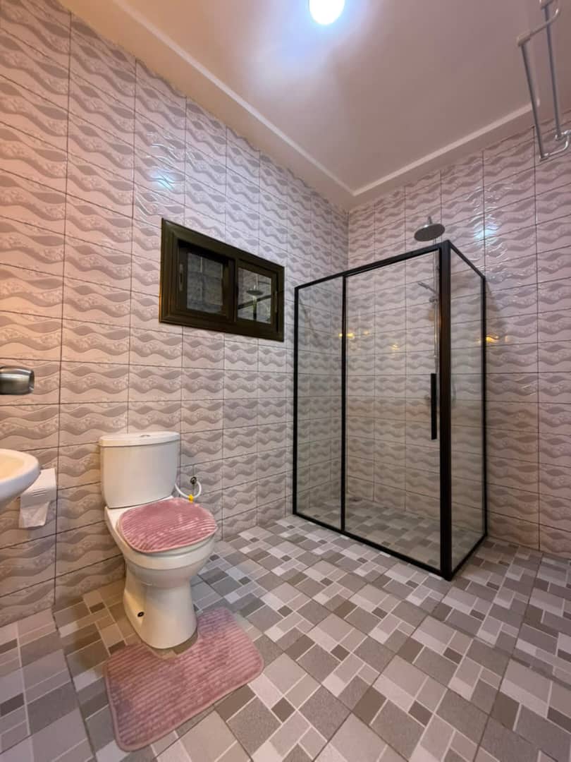 Villa meublée 2 chambres en location à Agoe Plateau – à partir de 35.000 FCFA par jour