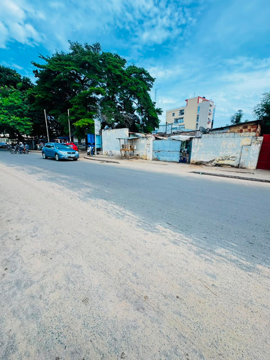 Terrain en vente en angle de rue et au bord du goudron à Nyékonaakpoè état civil – 80 millions FCFA