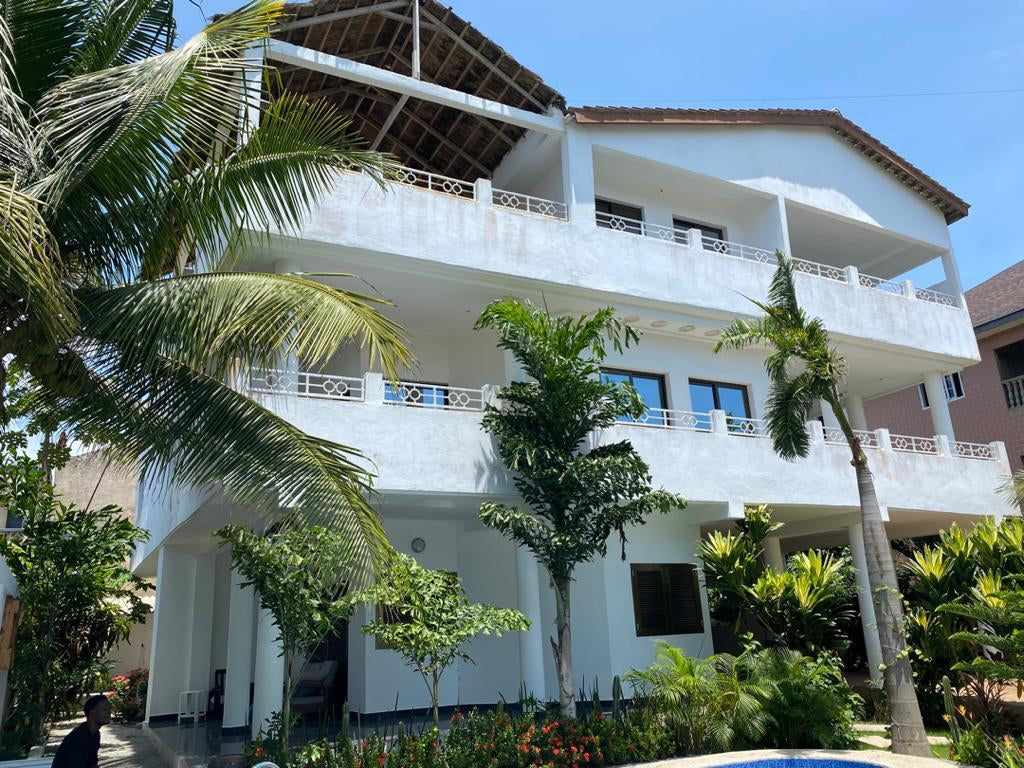Villa avec piscine à Baguida (Monument Plage) – 140 000 FCFA / jour