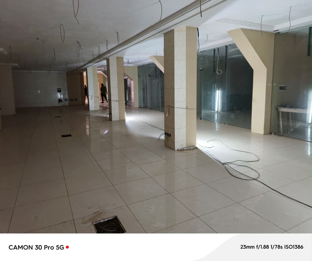 Hôtel en vente sur 2 lots en angle de rue à Apessito – 210 millions FCFA