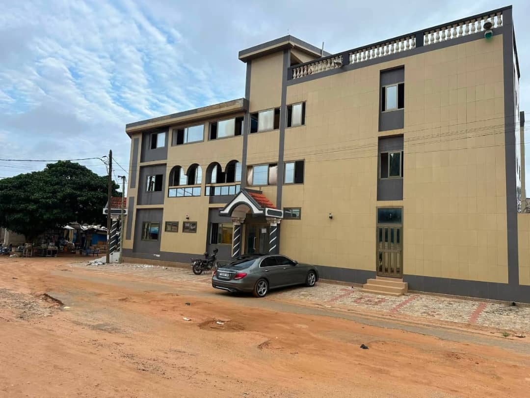 Terrain clôturé angle de rue en vente à Tokoin Hôpital – 90 millions FCFA