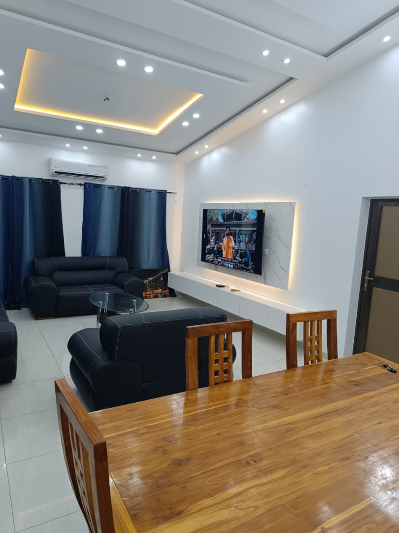 Appartement meublé 3 chambres salon en location à Adidogomé, proche du goudron – 450 000 FCFA/mois
