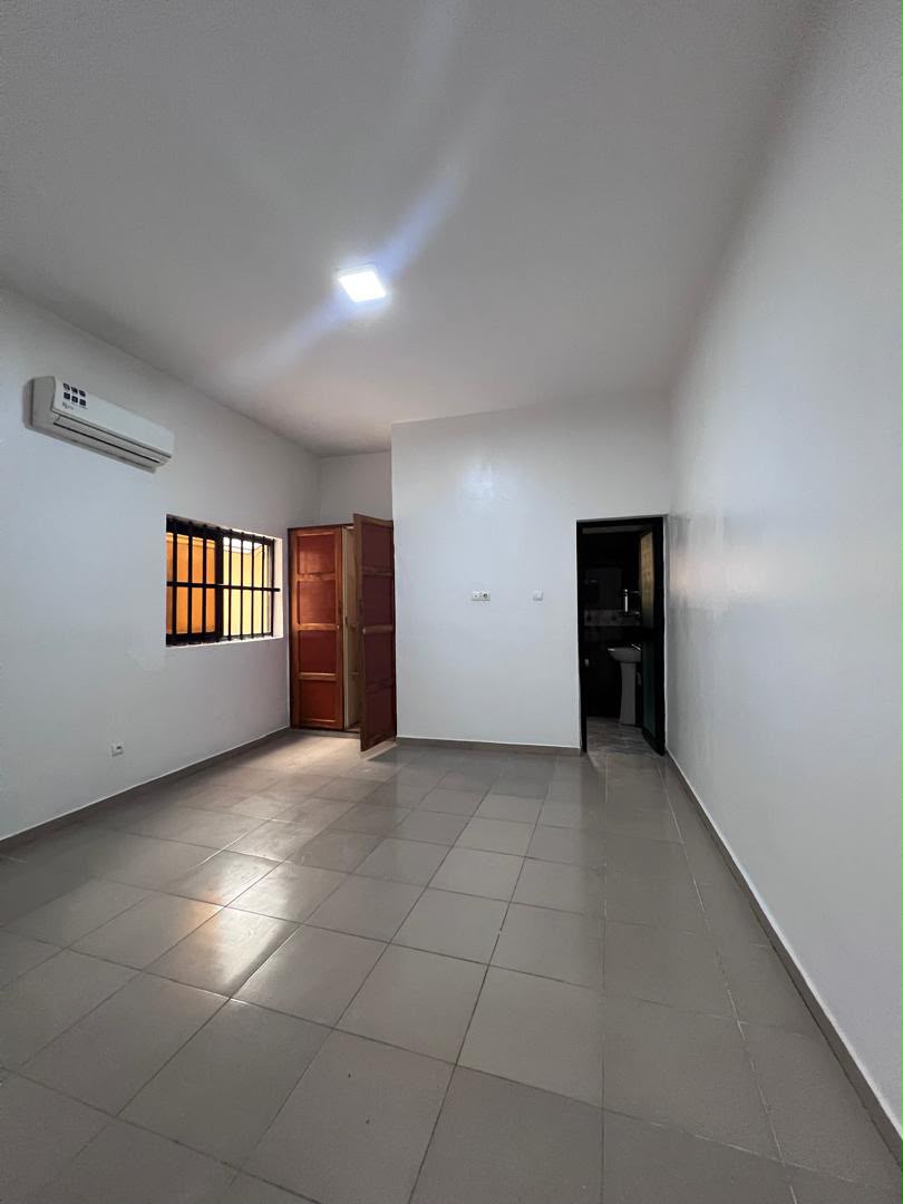 Appartement 4 chambres à louer à Djidjolé bord goudron – 350000 FCFA