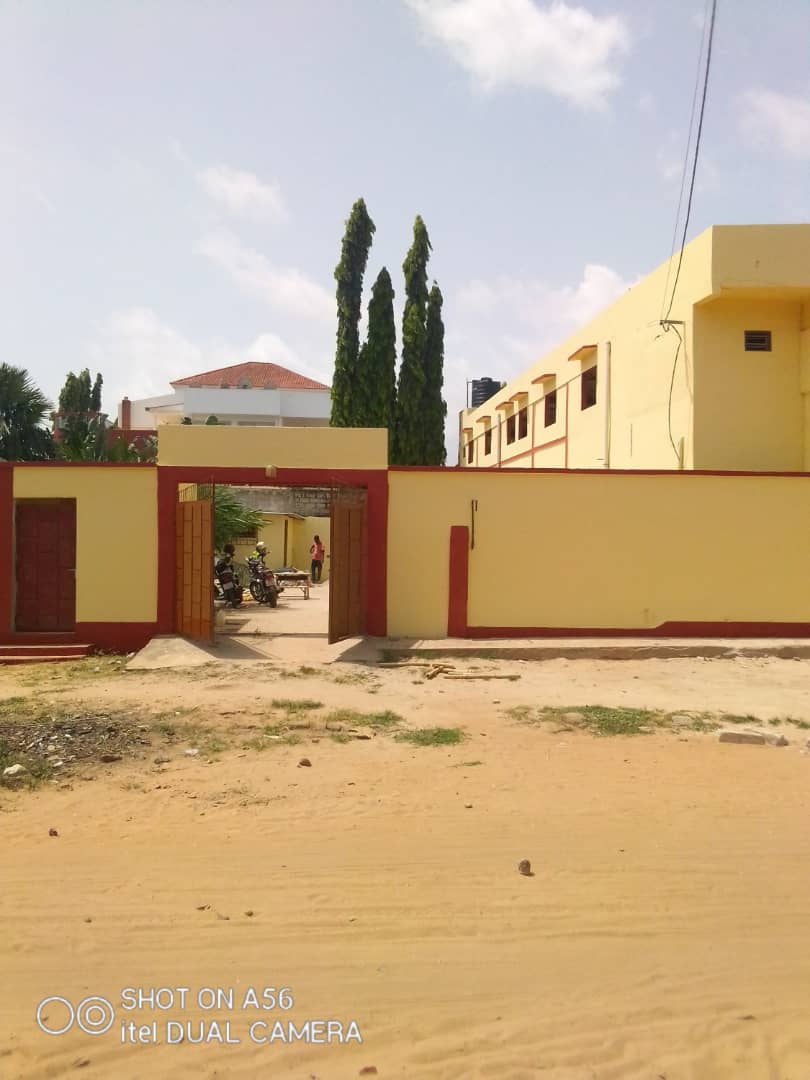 Villa 8 pièces en vente à Djidjolé Anti-Gang – 90 millions FCFA