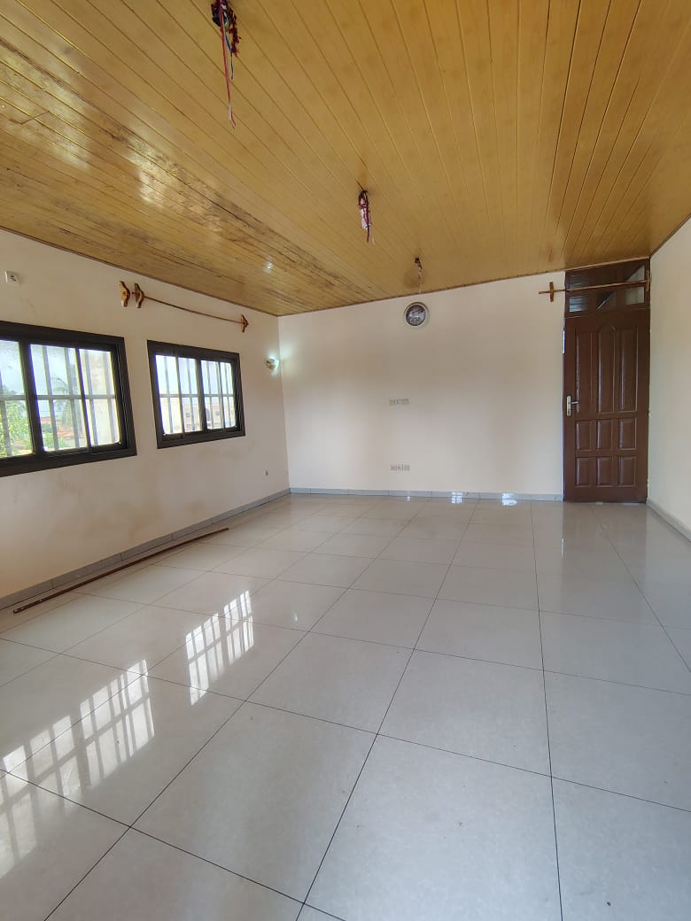 Appartement 3 pièces à louer à Gblenkome derrière pharmacie Maina source de vie – 120 000 FCFA