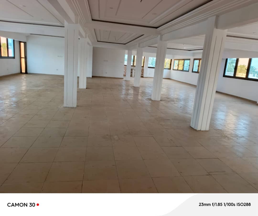 Boutique de 334 m² à louer en angle de rue à Tokoin Ramco – 500 000 FCFA