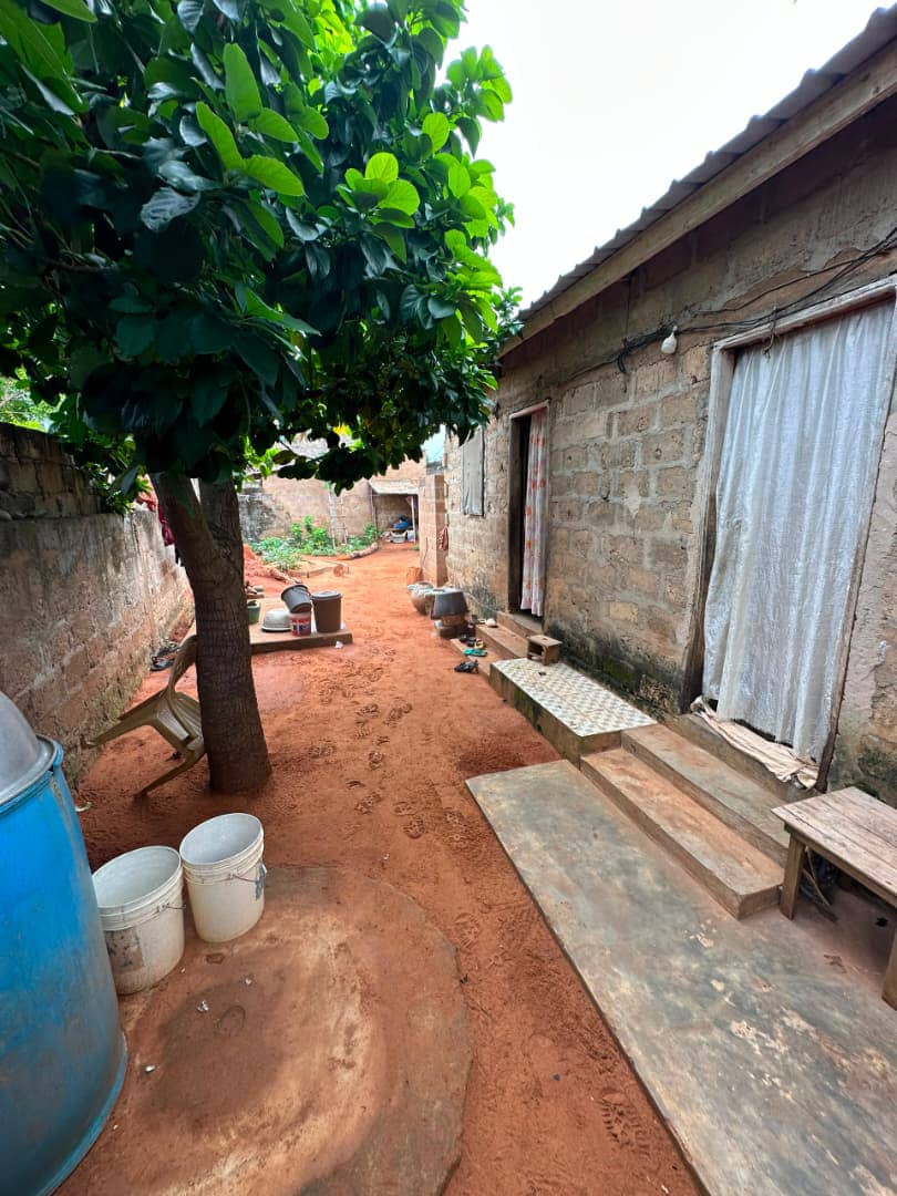 Terrain de 159 m² avec 2 pièces en vente à Atilamonou – 7,5 millions FCFA