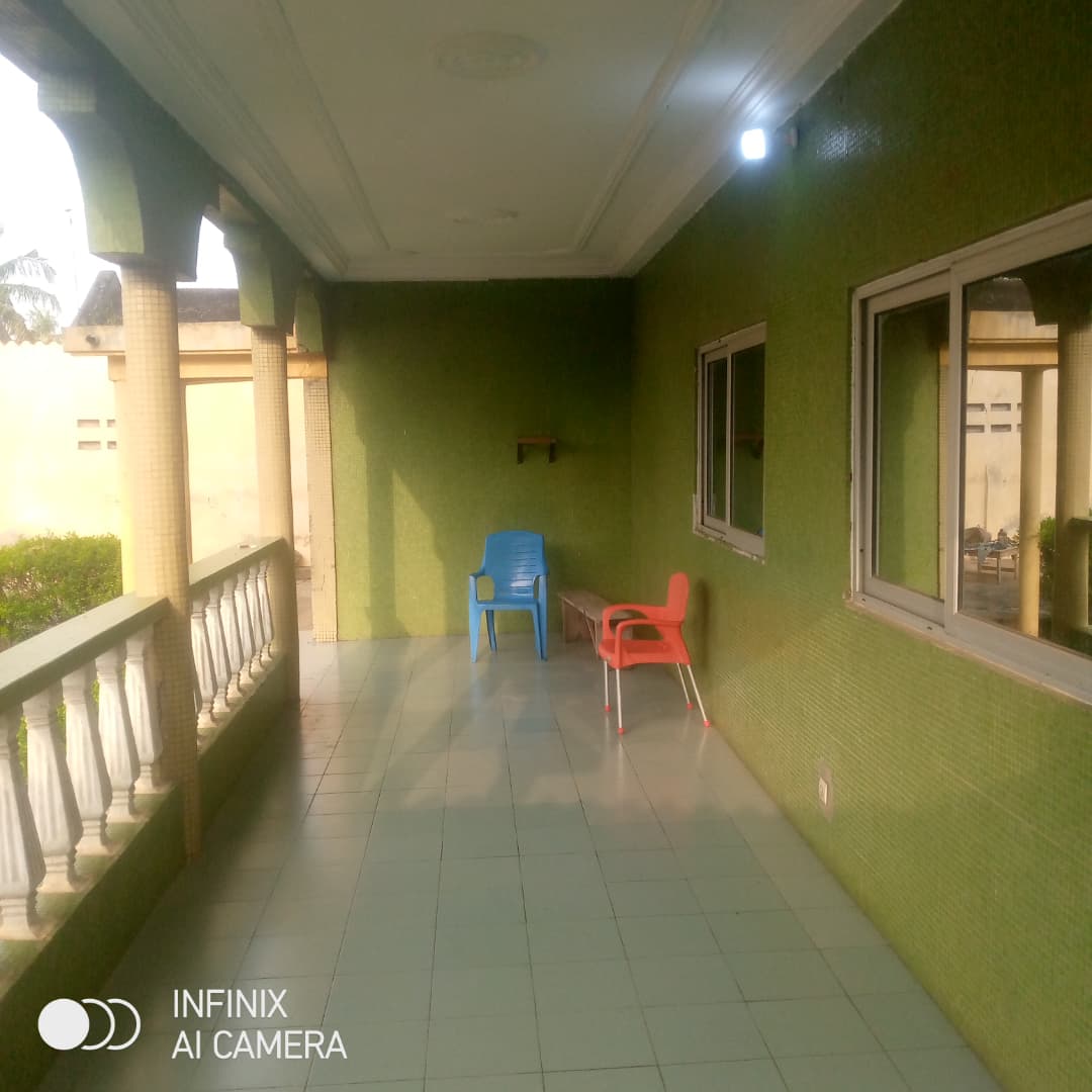 Maison cour unique en location à Adakpamé – 4 chambres – 150 000 FCFA