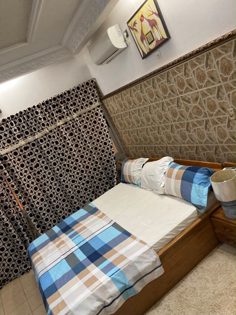 Chambre salon meublé en location à Totsi au bord du goudron – 350 000 FCFA