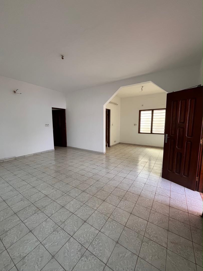 Appartement 2 chambres à louer à Kegué proche du goudron – 130 000 FCFA