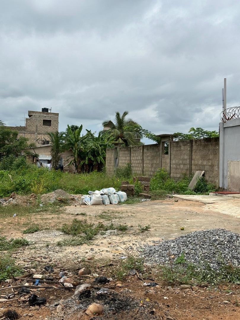 Terrain d'un demi lot en vente à Ségbé derrière station Energium – 8,5 millions FCFA