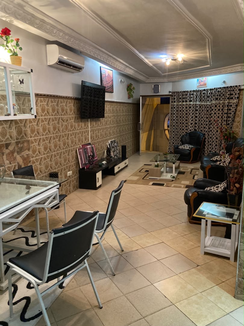 Chambre salon meublé en location à Totsi au bord du goudron – 350 000 FCFA