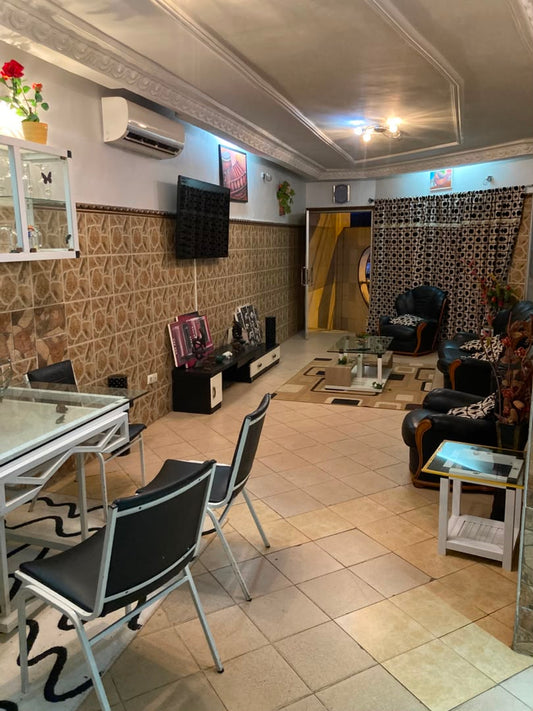 Chambre salon meublé en location à Totsi au bord du goudron – 350 000 FCFA