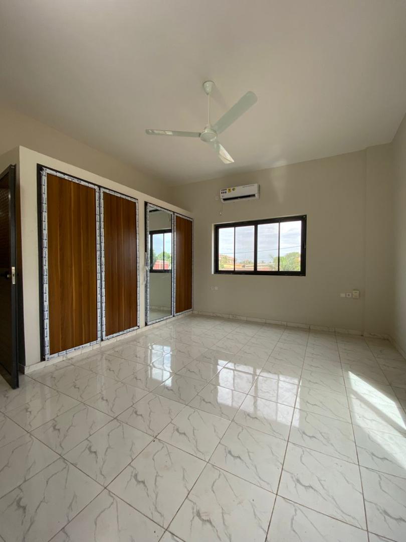 Appartement 2 chambres salon à louer derrière Togo 2000 – 150 000 FCFA/mois