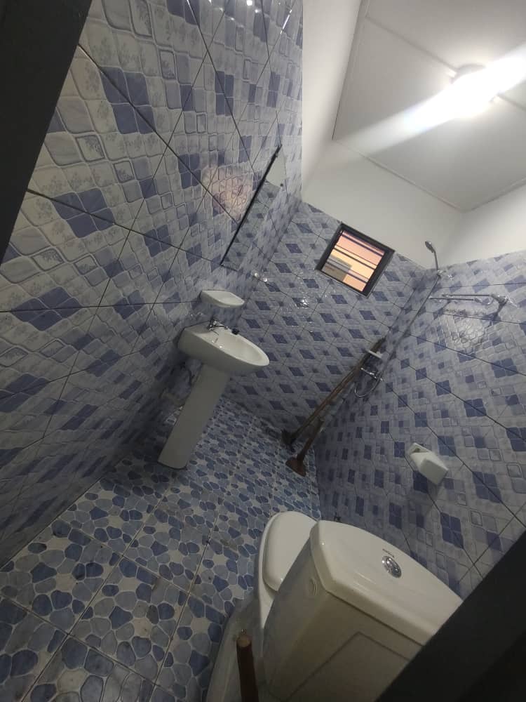 Villa cour unique 3 chambres en location à Apédokoe Molo Molo – 120 000 FCFA