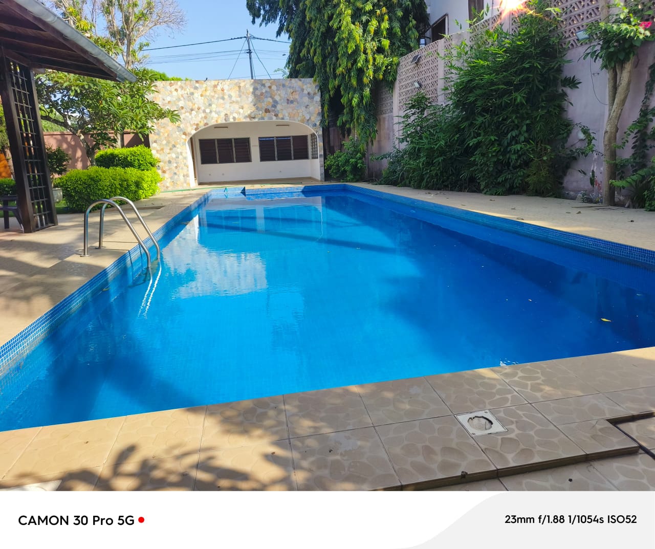 Villa 4 chambres avec piscine à louer à Tokoin Pharmacie Ave Maria, proche du goudron – 1 200 000 FCFA/mois