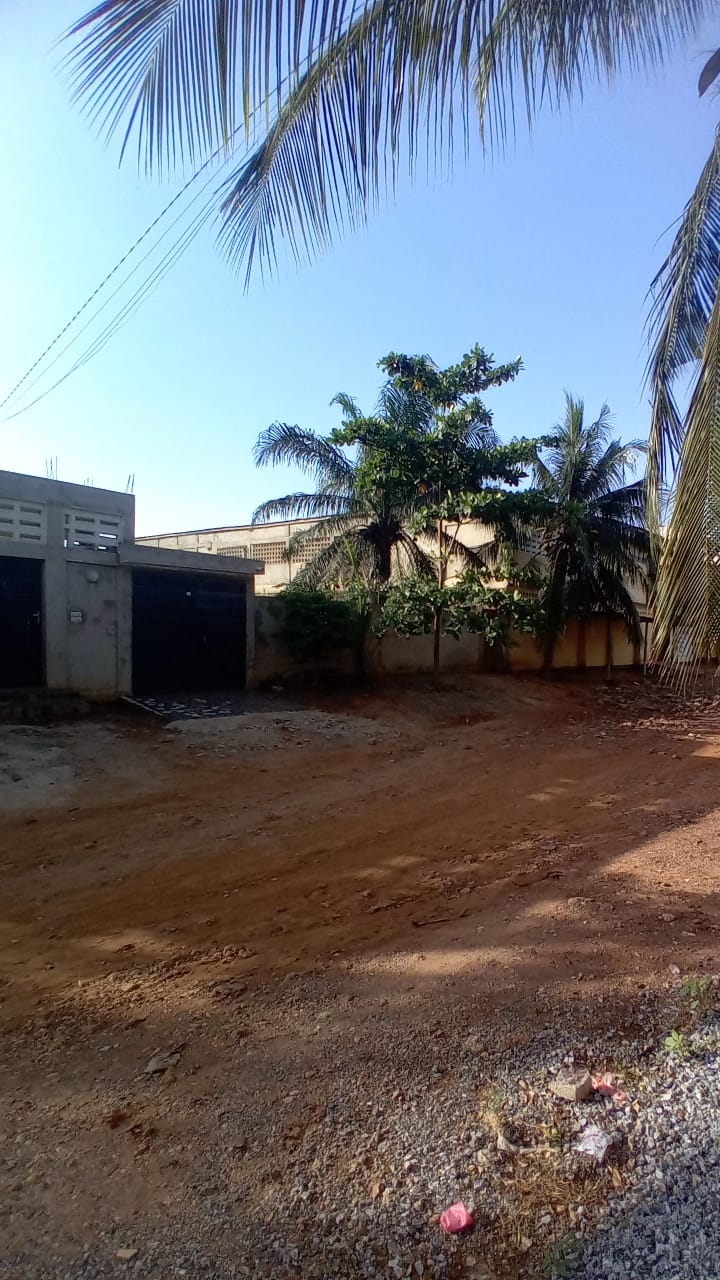 Demi lot de terrain cloturé à vendre à Agoe Sogbossito non loin du bar izis – 15 000 000 FCFA