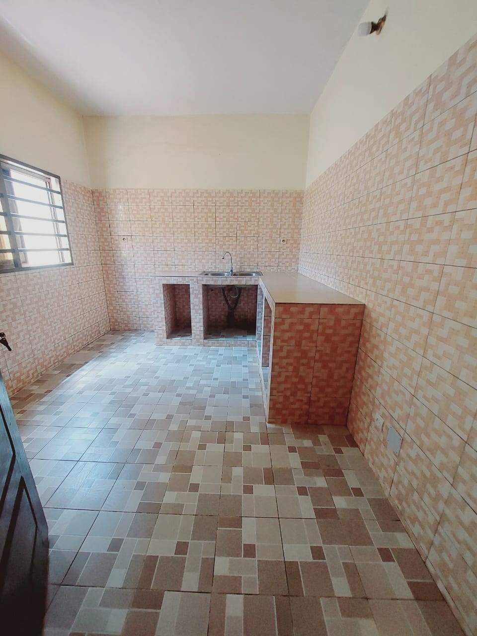 Villa 4 chambres en location à Avedji Opera au bord du goudron – 230 000 FCFA/mois
