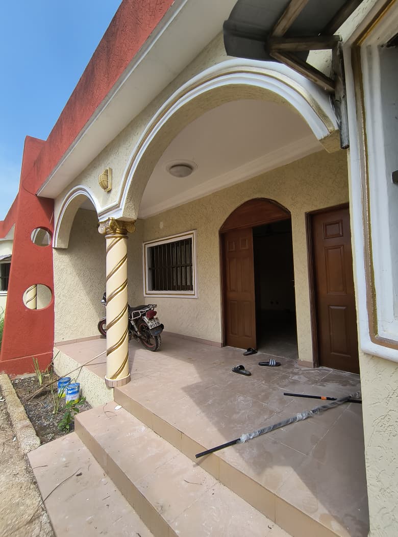 Villa basse 4 chambres à louer à Nyekonakpoè proche du goudron – 300 000 FCFA