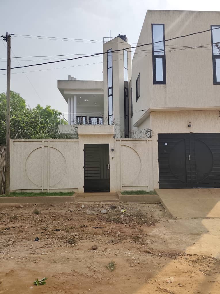 Villa duplex 4 chambres à louer à Légbassito Madjikpeto – 400 000 FCFA
