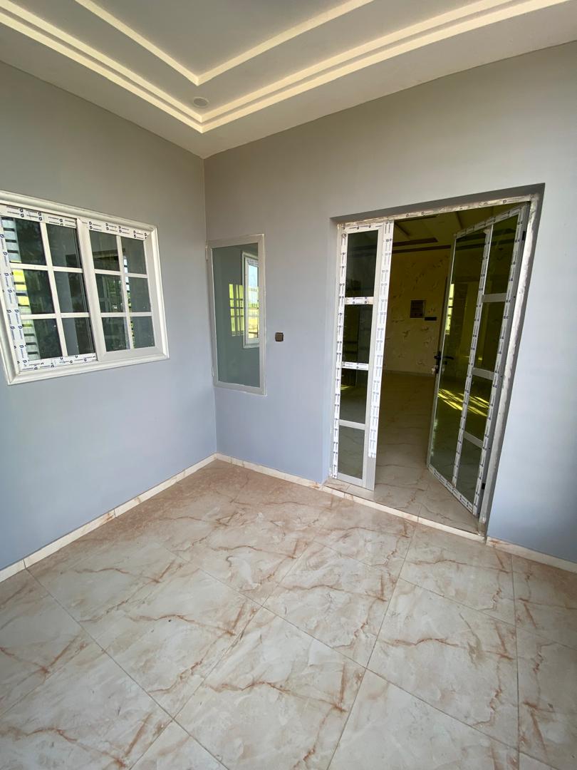 Maison R+1 4 chambres à louer à Agbalépédo – 300.000 FCFA / mois
