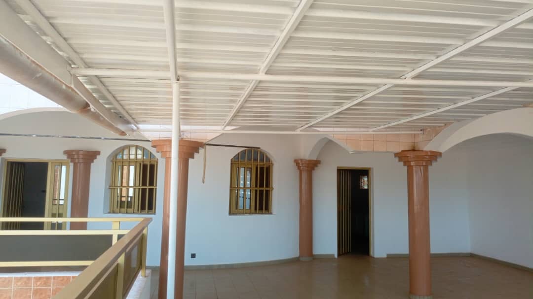 Grande villa 9 chambres 2 salons à louer à Avedji au bord du goudron – 700000 FCFA