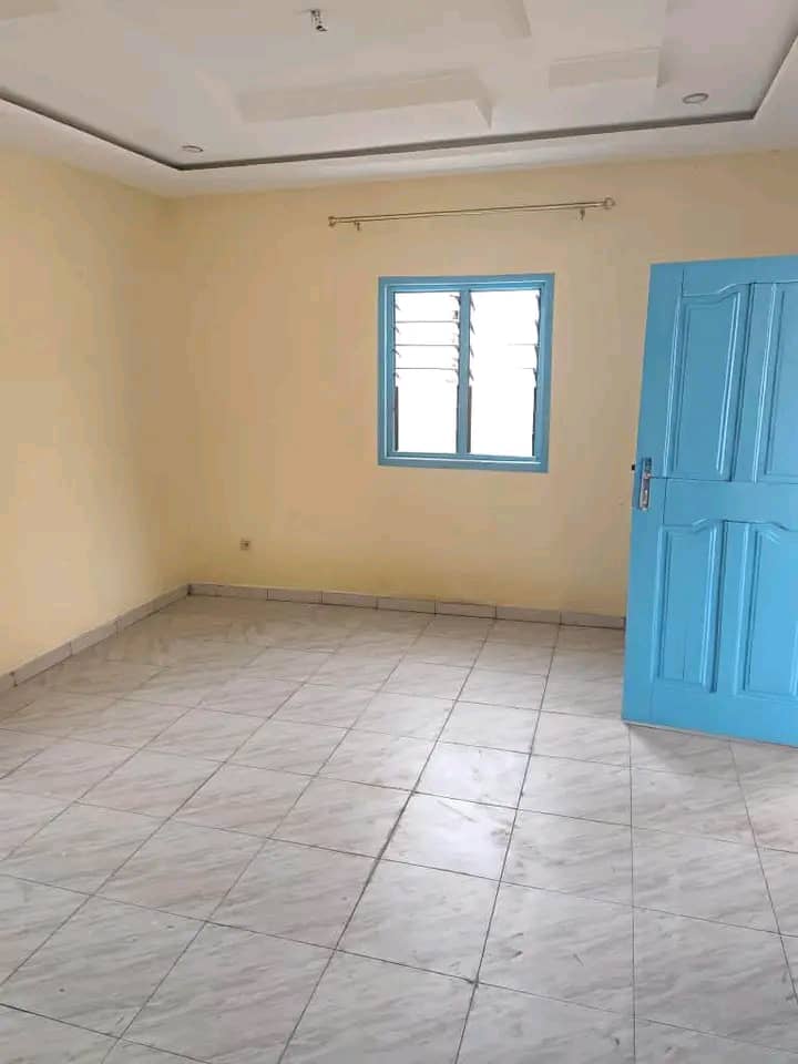 Maison de location en vente sur demi-lot à Agoè Assiyeyé, angle rues – 35 millions FCFA