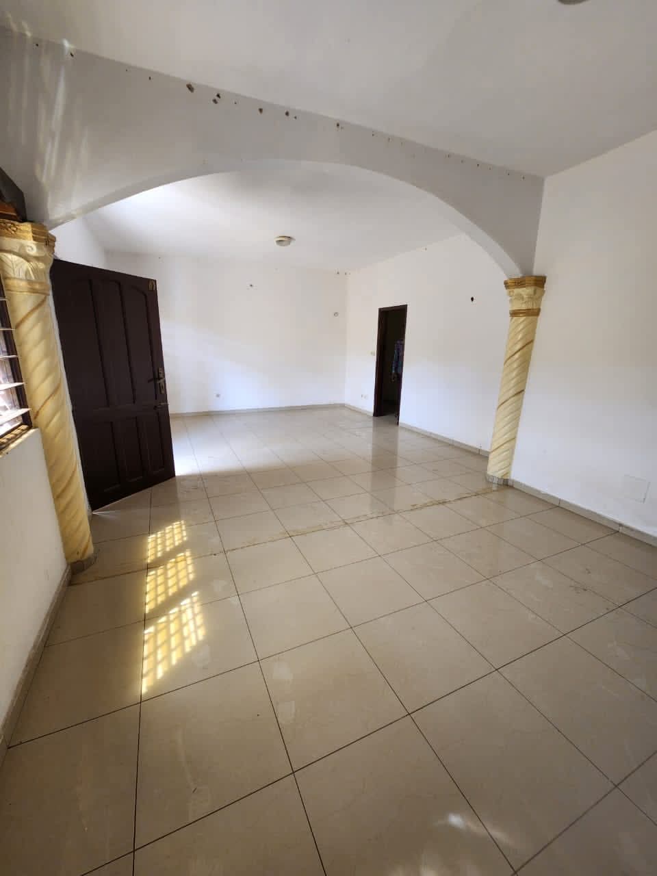 Villa 2 chambres en vente proche du goudron à Togo 2000 – 50 millions FCFA