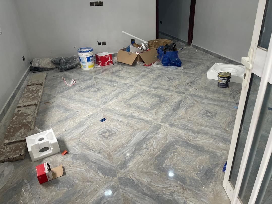 Appartement cour unique de chambre salon en location à Agbalepedo haac – 80 000 FCFA