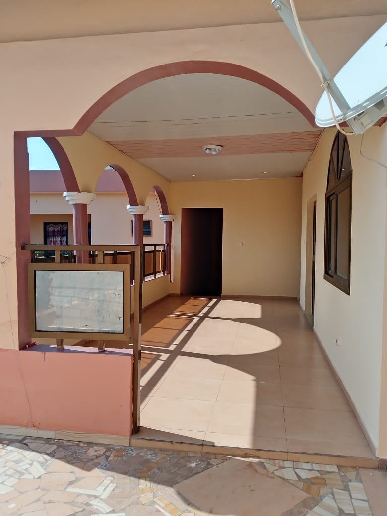 Appartement 4 chambres en location à Agbalepedo – 300 000 FCFA