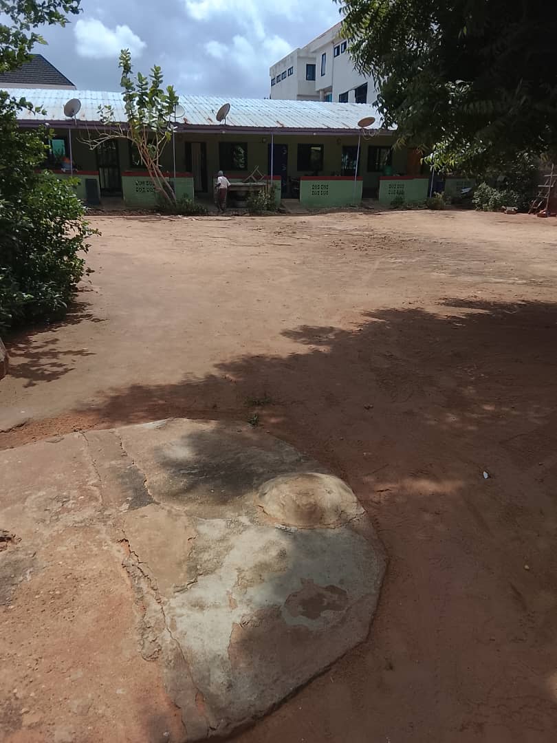 Maison de location de 6 pièces sur 1 lot à Amadahome – 45.000.000 FCFA