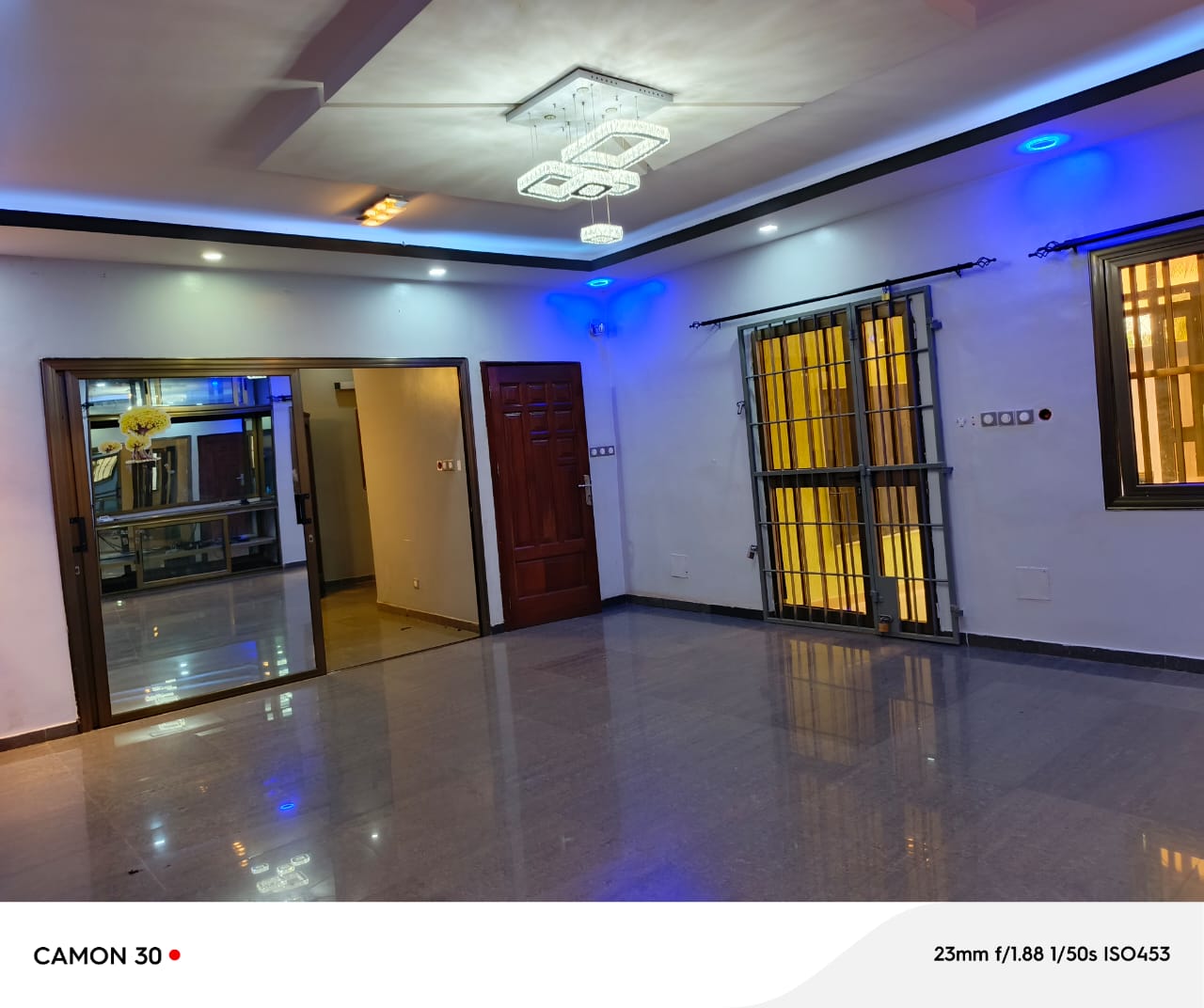 Villa duplex 6 chambres à louer en bordure de goudron à Agoè Assiyéyé – 600 000 FCFA