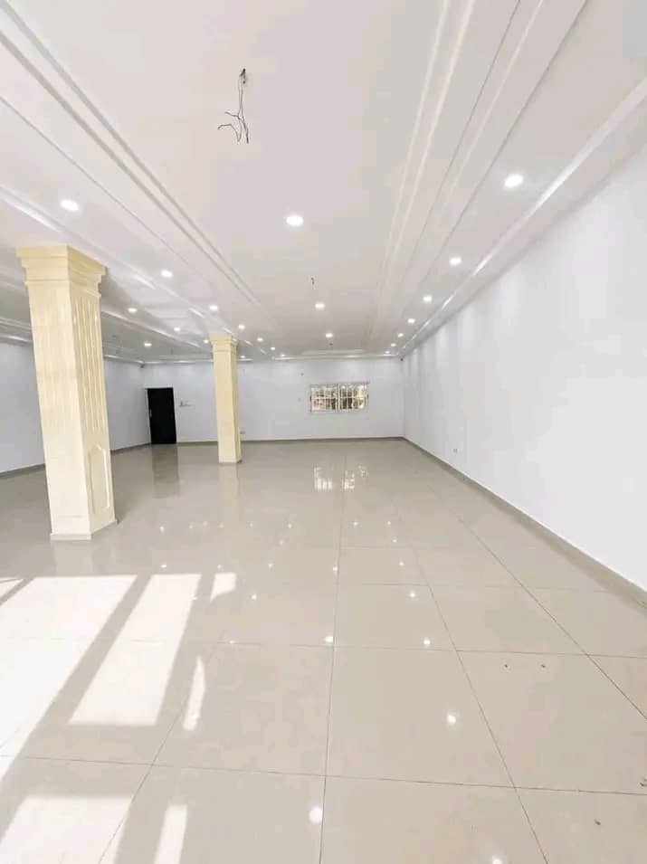 Grande boutique en location à Avedji, à quelques pas du goudron – 250 000 FCFA/mois