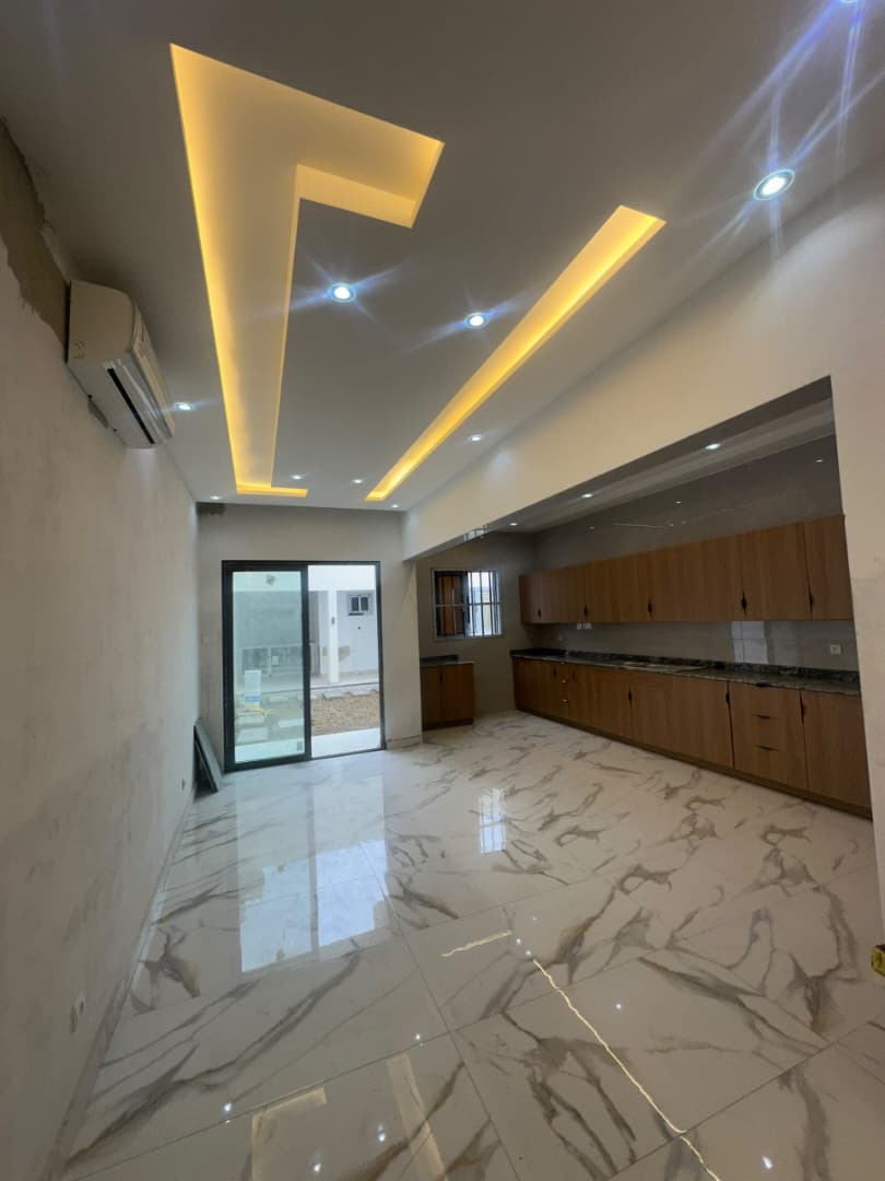 Villa duplex 4 chambres à louer en bordure de goudron à Adidoadin – 800 000 FCFA
