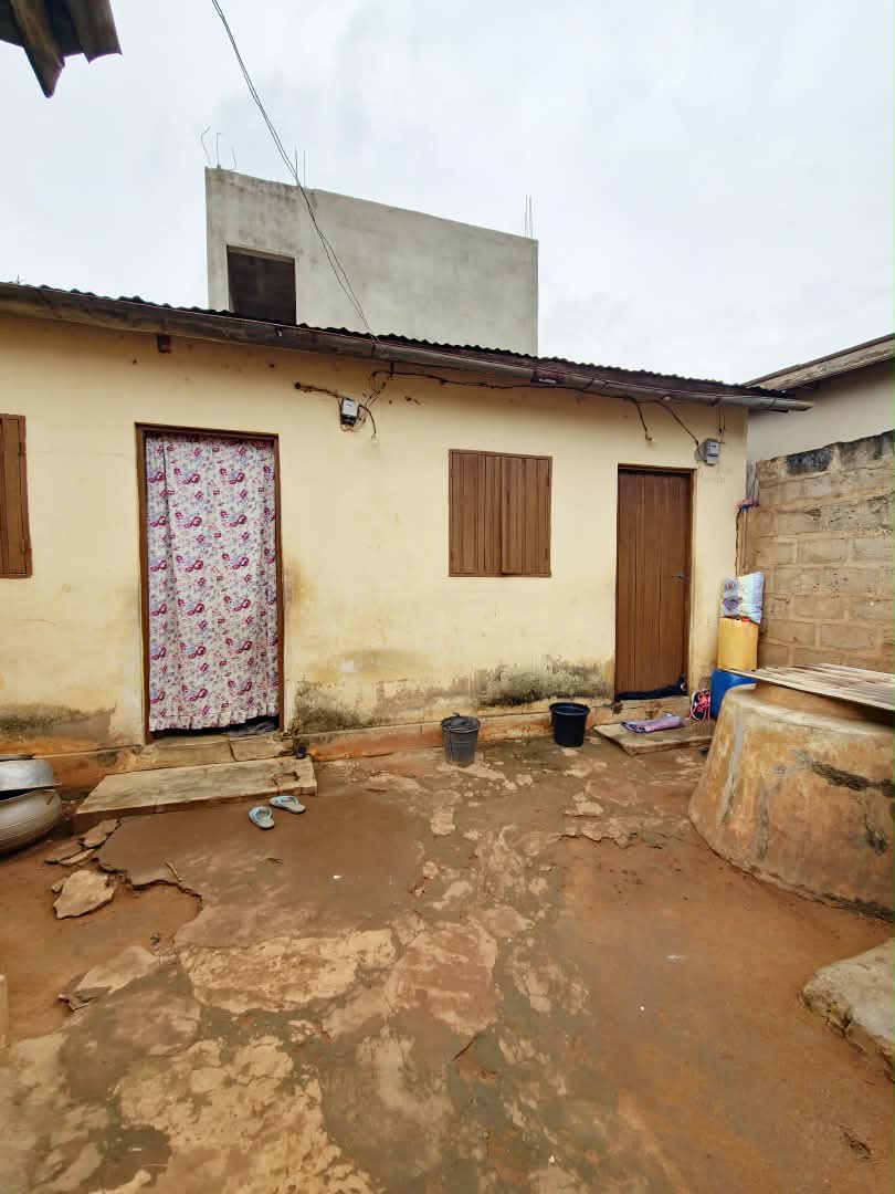 Terrain d'un demi-lot avec 3 pièces et boutique à vendre à Agoè Légbassito – 16 millions FCFA