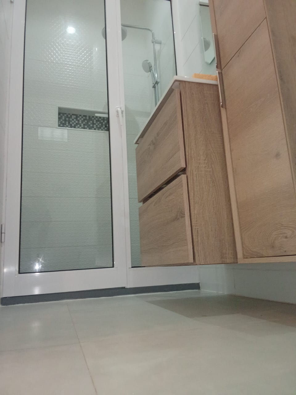 Appartement meublé de 2 chambres salon en location à Adidogomé, proche du goudron Charleston – 400 000 FCFA
