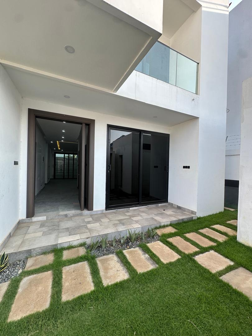 Appartement 4 chambres à louer à Djidjolé bord goudron – 350000 FCFA