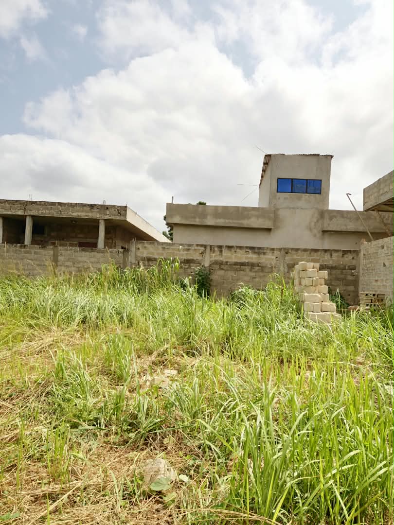 Terrain de 300 m² en vente à Agoè Legbassito Madjikpeto, à 100 m du goudron – 14 millions FCFA