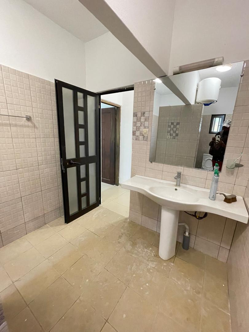Villa basse 2 chambres à louer à Tokoin Forever – 450000 FCFA